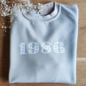 T-shirt ou sweat personnalisé avec un message unique et des motifs colorés, idéal pour exprimer sa personnalité ou offrir un cadeau spécial.