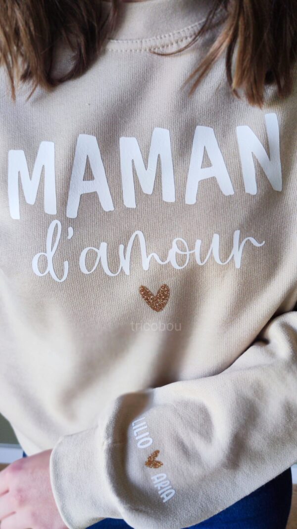 T-shirt ou sweat personnalisé avec un message unique et des motifs colorés, idéal pour exprimer sa personnalité ou offrir un cadeau spécial.