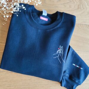 T-shirt ou sweat personnalisé avec un message unique et des motifs colorés, idéal pour exprimer sa personnalité ou offrir un cadeau spécial.