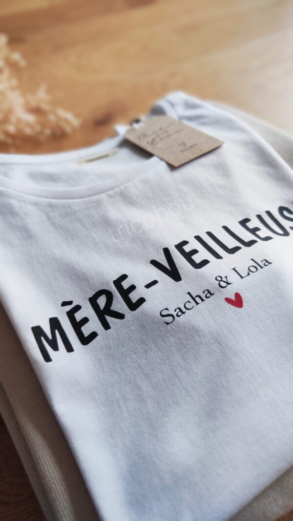 T-shirt ou sweat personnalisé avec un message unique et des motifs colorés, idéal pour exprimer sa personnalité ou offrir un cadeau spécial.