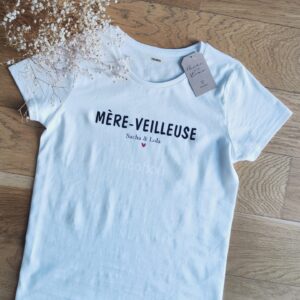 T-shirt ou sweat personnalisé avec un message unique et des motifs colorés, idéal pour exprimer sa personnalité ou offrir un cadeau spécial.