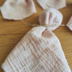 Serviettes de table de mariage personnalisées avec les prénoms des invités, offrant une décoration de table unique et mémorable.