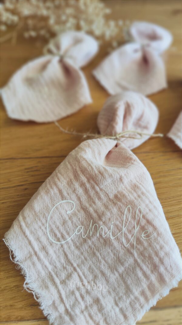 Serviettes de table de mariage personnalisées avec les prénoms des invités, offrant une décoration de table unique et mémorable.