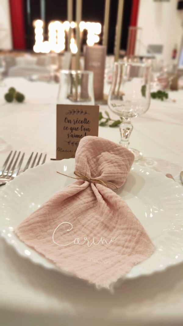 Serviettes de table de mariage personnalisées avec les prénoms des invités, offrant une décoration de table unique et mémorable.